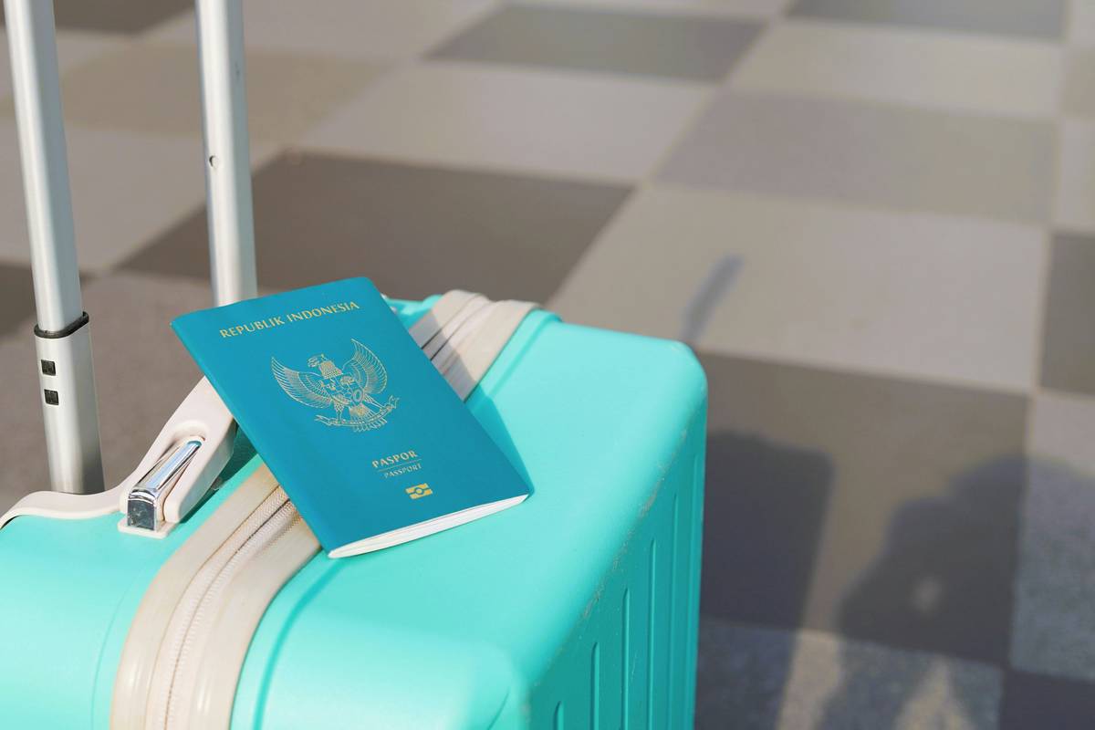 Luggage Replacement Reimbursement: traveler holding empty hands at baggage carousel with lost tag