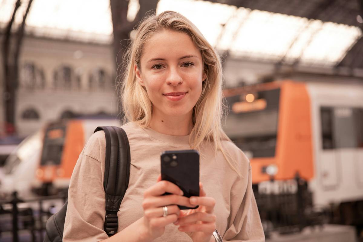 Smart luggage tag showing location on phone map with Lost Item Tracking Tools interface